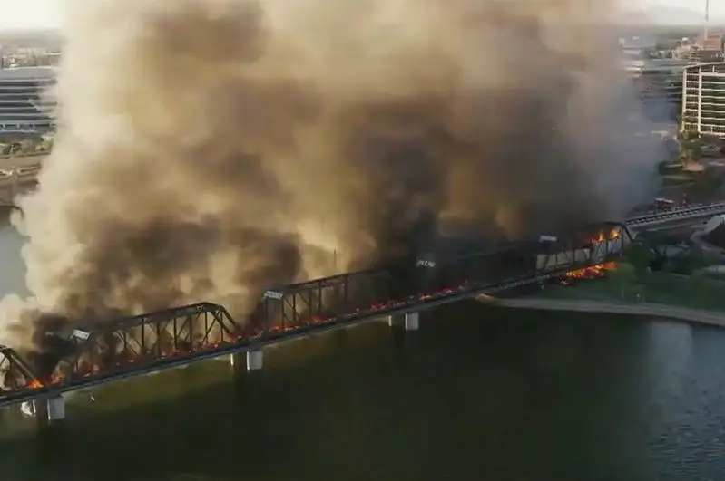 Крупный пожар и обрушение моста: поезд сошел с рельсов в США