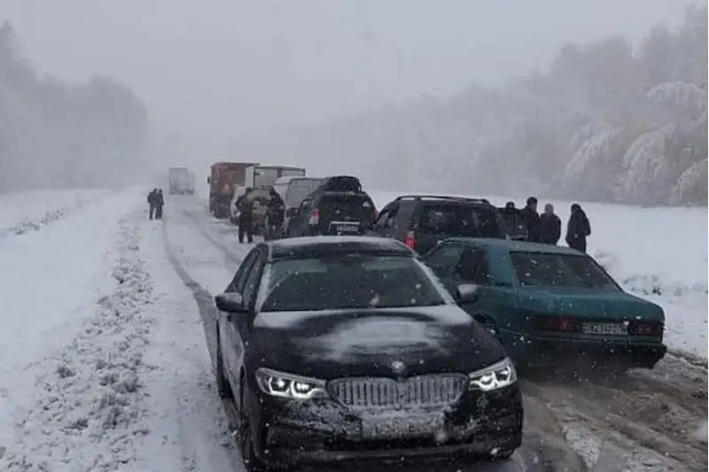 Спасатели ВКО продолжают вызволять автомобили из снежных заносов