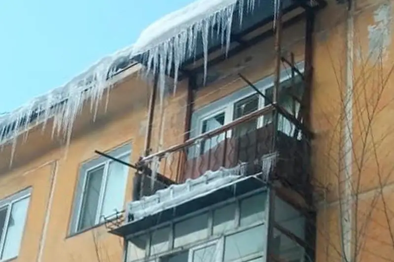 За сосульки на карнизах домов штрафуют в Павлодаре