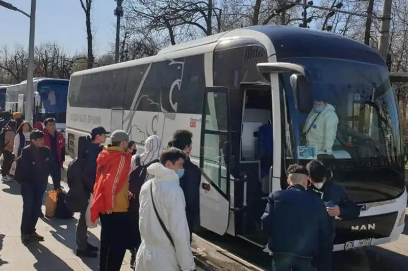 Колонна из автобусов с казахстанскими студентами выехала из Москвы