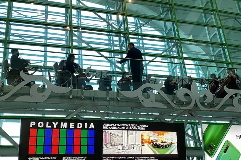 Симфонический оркестр филармонии сыграл в столичном аэропорту