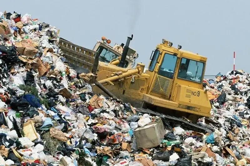 Повысить штрафы за незаконный вывоз мусора на окраины столицы поручил Президент