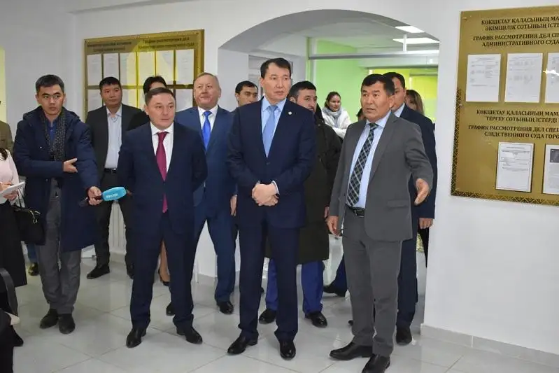 Алик Шпекбаев посетил фронт-офисы суда и полиции в Акмолинской области