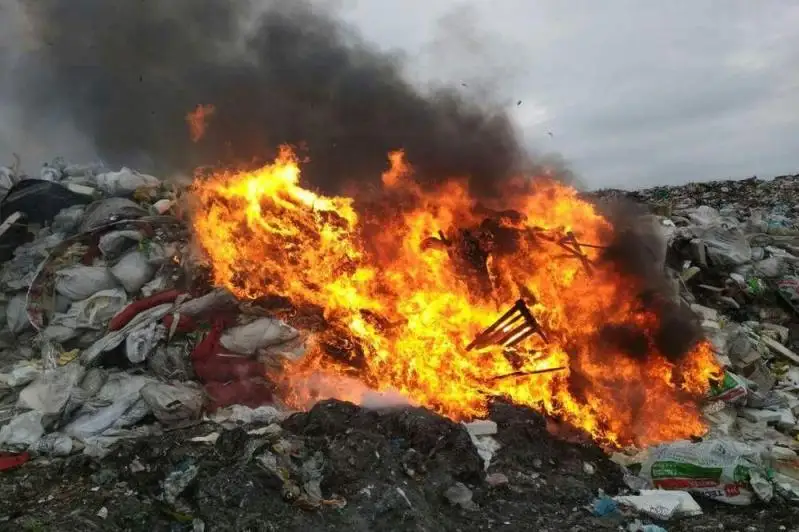 Свалка горит в Усть-Каменогорске