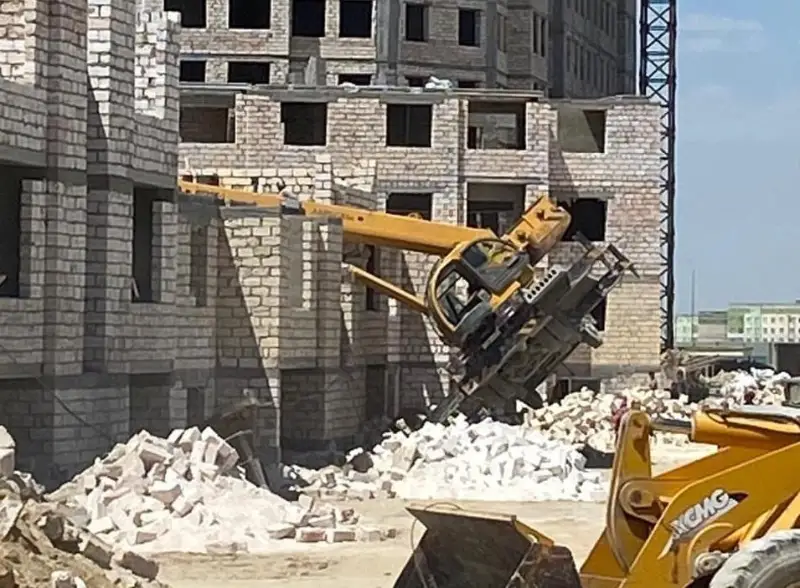 Кран рухнул на стройке в Актау