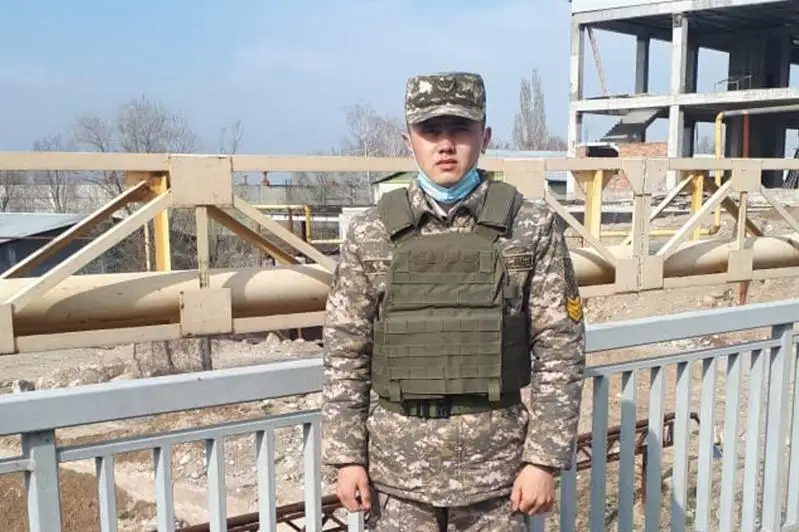 Курсант военного института спас девушку от суицида в Алматы