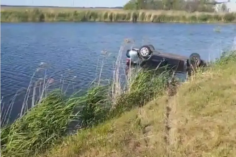 Пьяный водитель опрокинул машину в озеро в СКО