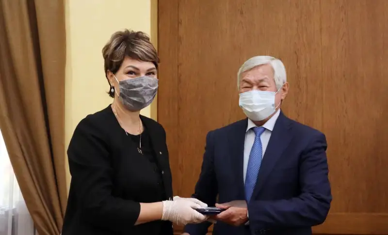 Бердибек Сапарбаев вручил ряду жамбылцев юбилейные медали