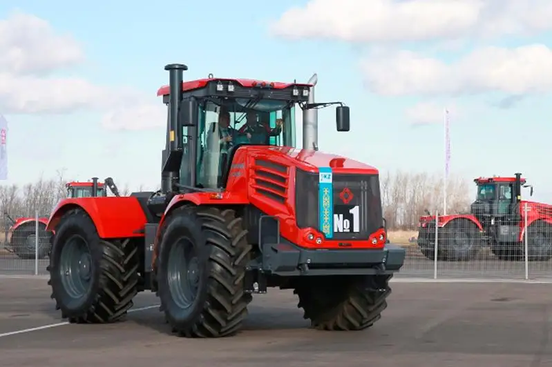 Аскар Мамин испытал первый произведенный в Казахстане трактор «Кировец»