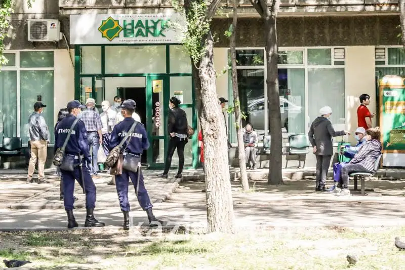 В Алматы заработали объекты сферы услуг, наибольший спрос у банков и автомоек