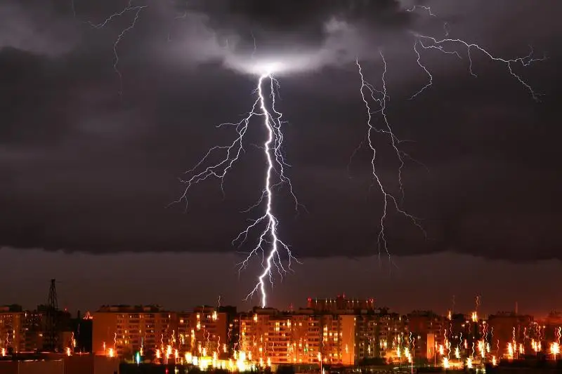 Штормовое предупреждение объявили в нескольких регионах страны