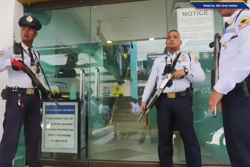 Около 30 сотрудников взяли в заложники в филиппинском торговом центре