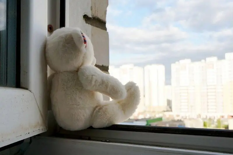 Двухлетняя девочка выпала из окна второго этажа в Атырауской области