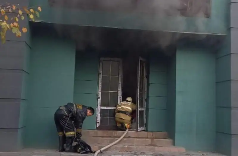Пожарные спасли людей из горящего кафе в Алматы
