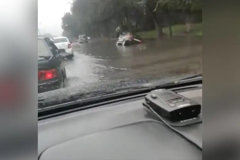 Почти 200 человек борются с последствиями ливня в Алматы