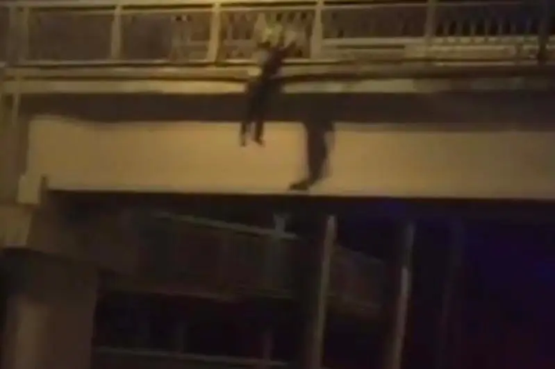 Мужчина пытался сброситься с моста на проезжую часть в Алматы: его спасли полицейские