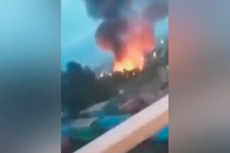 Склады горят в Усть-Каменогорске: пожар тушат более 30 огнеборцев