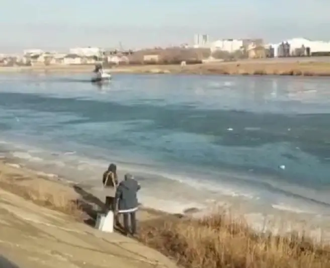 Из-за аномально теплой зимы в Атырау взломали лед на месяц раньше