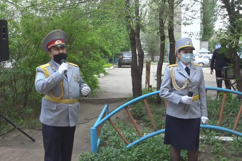 Для фронтовика в Павлодарской области полицейские организовали концерт с песнями военных лет