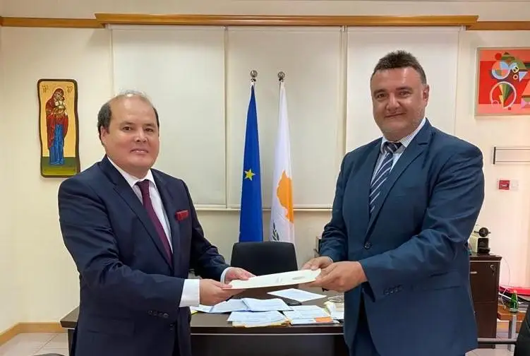 Посол Казахстана вручил копии верительных грамот шефу госпротокола МИД Кипра