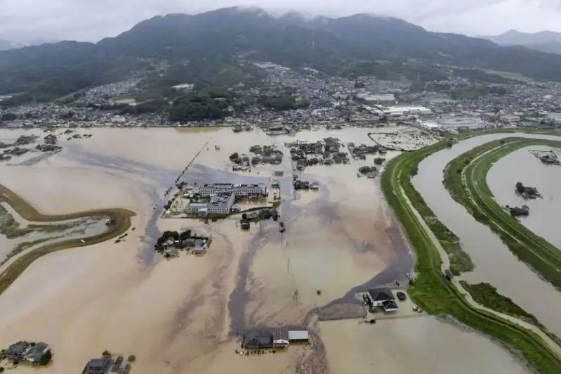 Наводнение в Японии: сотни тысяч человек эвакуированы, один погиб