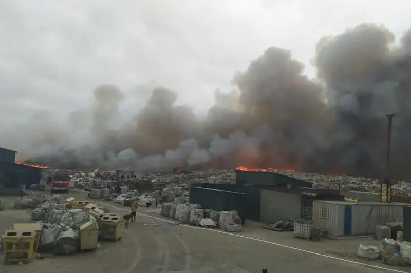 99 тонн воды сброшено с воздуха на мусорный полигон в Алматинской области, пожар тушат 130 человек