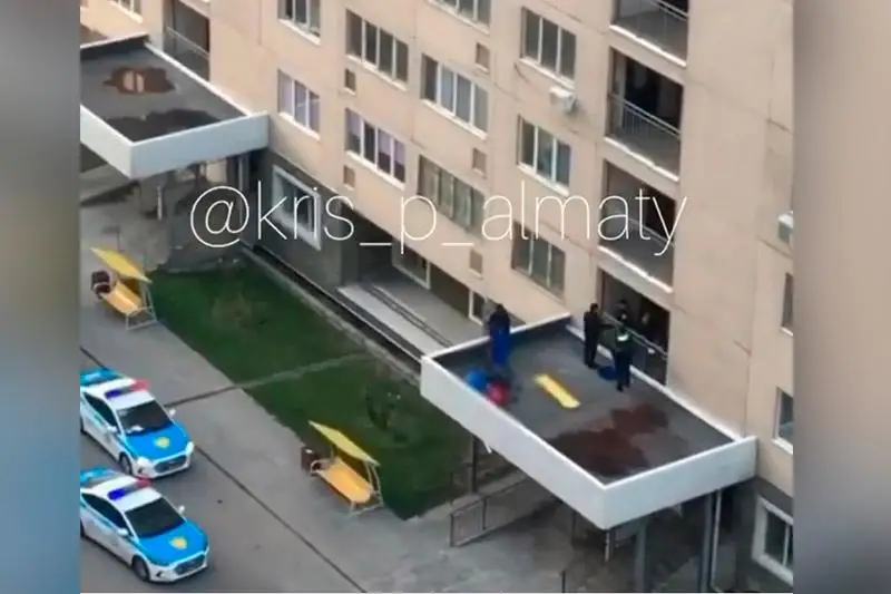 Парень выпрыгнул с третьего этажа после ссоры с девушкой в Алматы