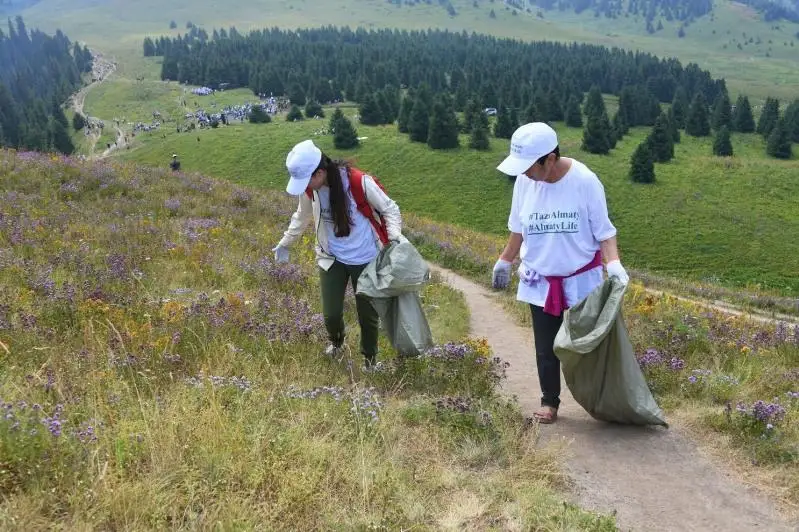 Около 6 тонн мусора собрали алматинцы в рамках акции #Birge #TazaQazaqstan