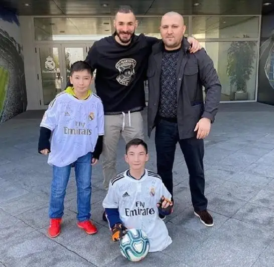Мальчик Али встретился со звездой «Реал Мадрида» Каримом Бензема