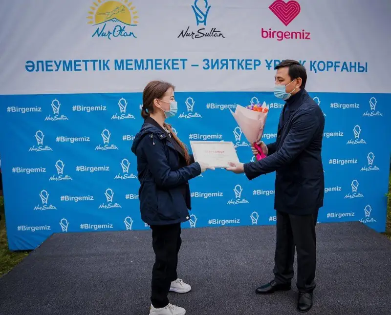 Алтай Кульгинов вручил образовательные гранты выпускникам столицы