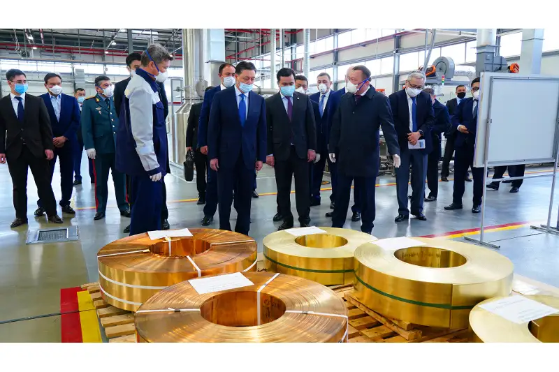 Аскар Мамин проинспектировал новые заводы и инфраструктурные проекты в Карагандинской области