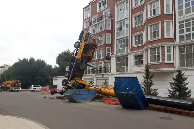 Названа причина падения автокрана в Нур-Султане