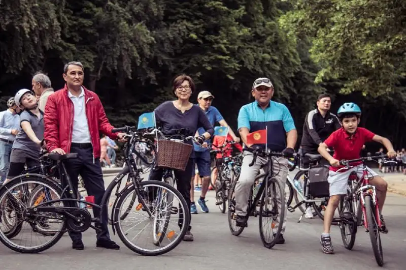 Велопробег с участием дипломатов прошел в Брюсселе
