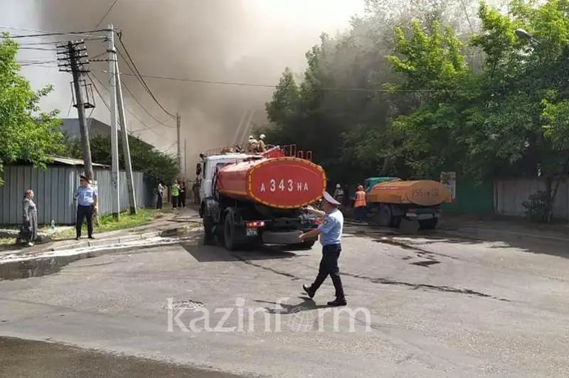 Дополнительную технику задействовали на тушении пожара на складе в Алматы