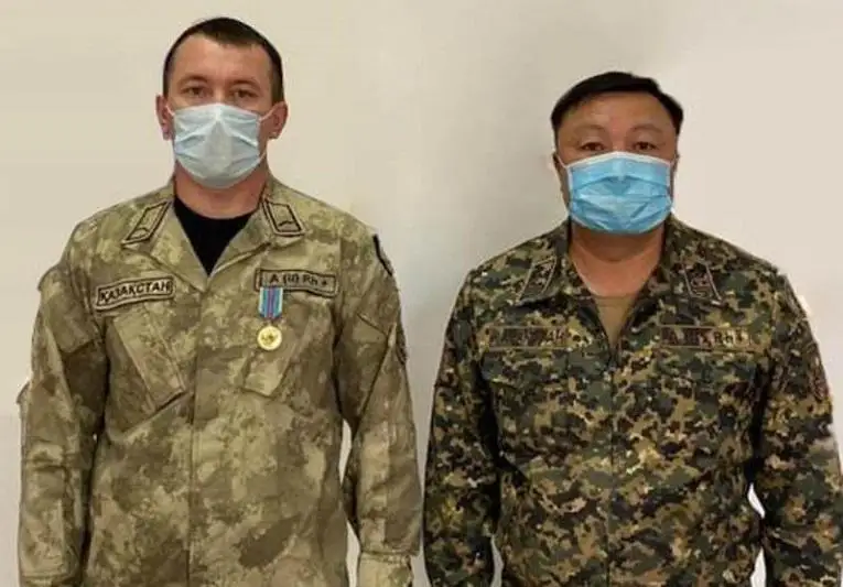 Военного, спасшего девушку от насильника, наградили медалью в Актобе