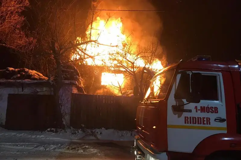 Предотвратили взрыв газбаллонов и спасли из огня 1 млн тенге огнеборцы Риддера
