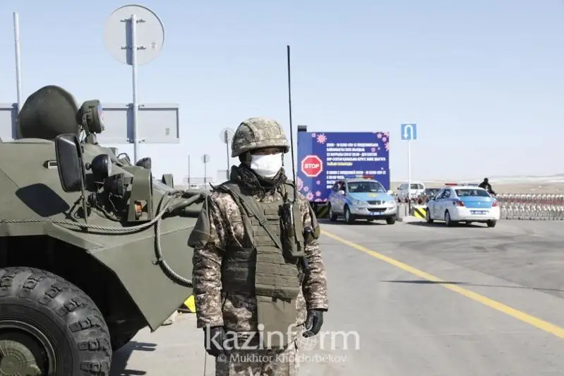 Как военнослужащие несут службу на блокпостах в Нур-Султане