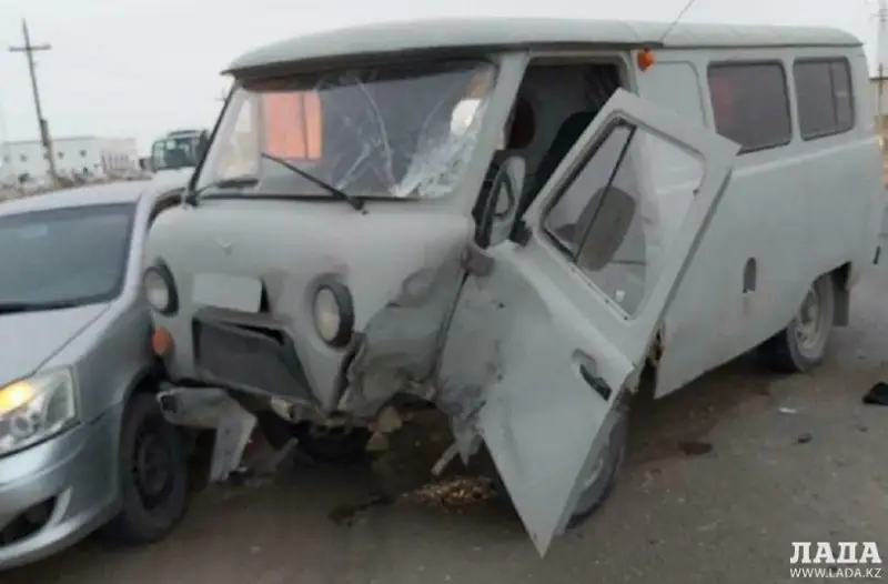 Три автомобиля столкнулись в Мангистауской области