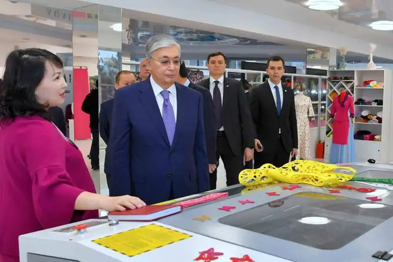 Касым-Жомарт Токаев посетил швейное ателье в Кокшетау