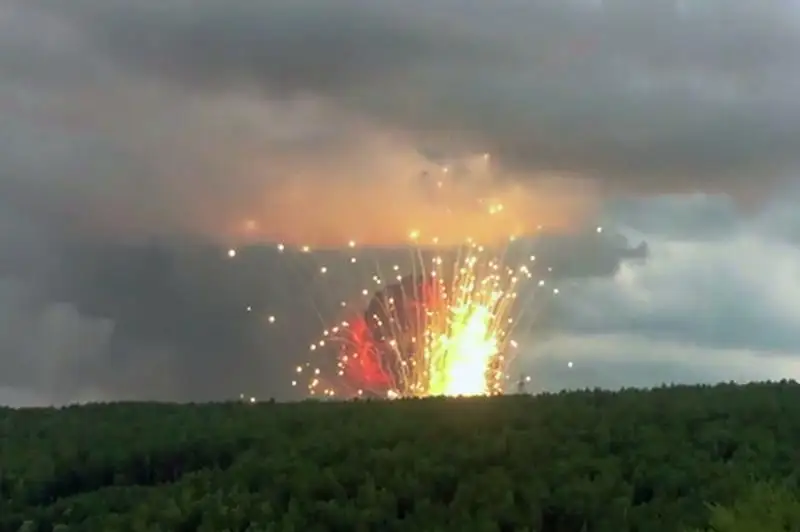 Около 11 тысяч человек эвакуируют из-за взрывов на складе боеприпасов в России