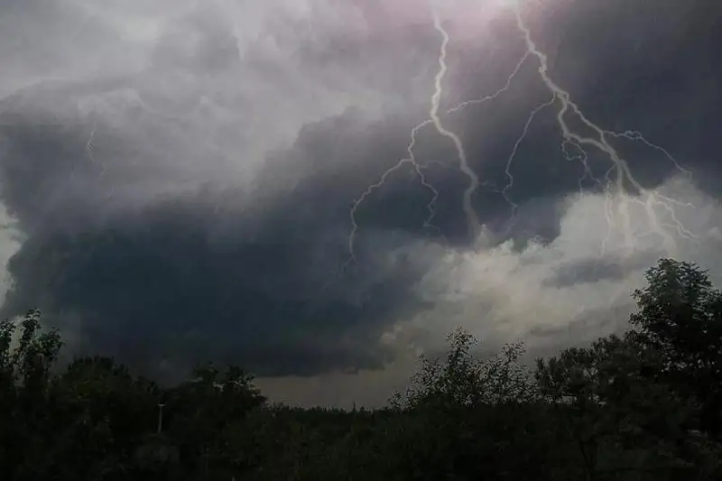 О грозе и ветре предупредили жителей Атырауской области