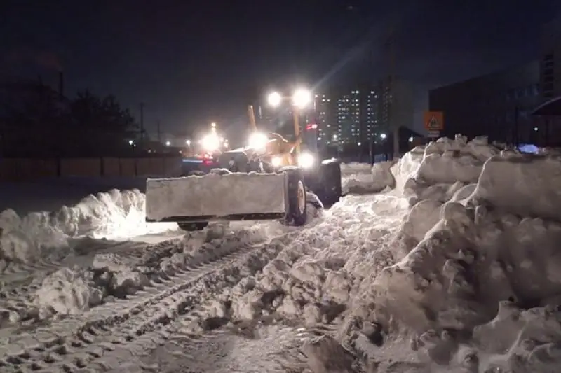 Более 800 единиц техники очищают столицу от снега