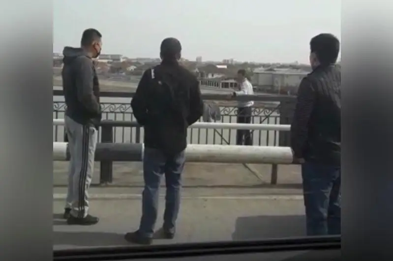 На видео попал момент спасения от суицида и ДТП на мосту в Атырау