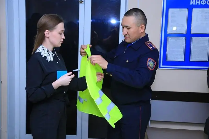 Спецжилеты и удостоверения вручили помощникам полиции в Костанае