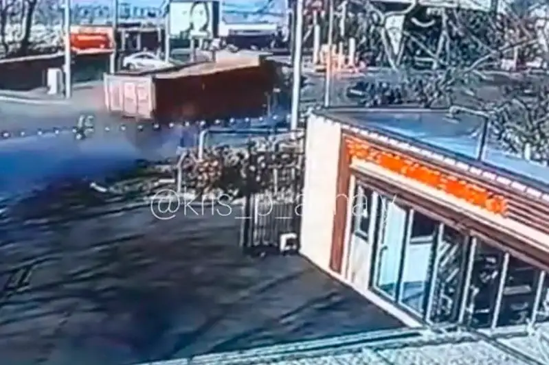 КамАЗ на скорости снес остановку, автомобили, трансформатор и разлетелся на части в Алматы