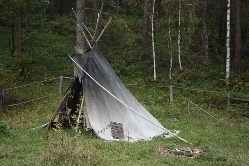 Проживающий в шалаше мужчина грабил отдыхающих на Бутаковке