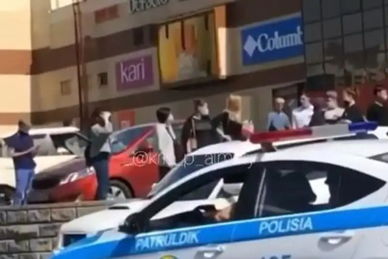 Людей эвакуируют из ТРЦ в Алматы