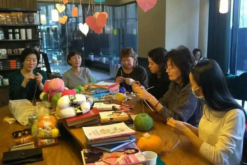 Более 400 комплектов одежды для недоношенных детей связали алматинские волонтеры за время пандемии