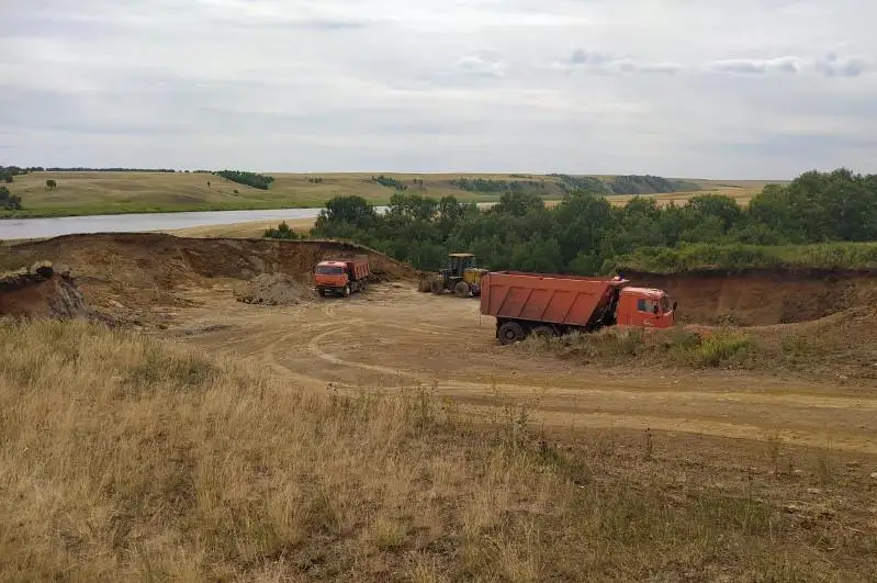 КамАЗами незаконно вывозили щебень из карьера в СКО