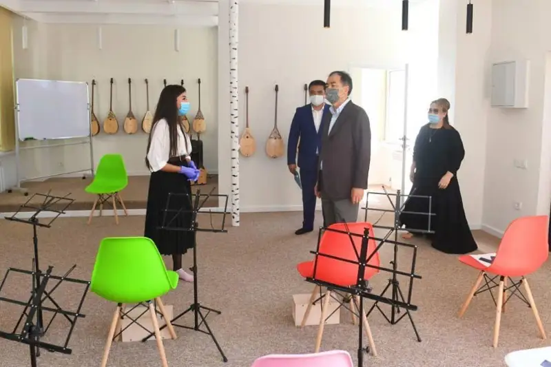 Бесплатную школу домбры для детей открыли в Алматы